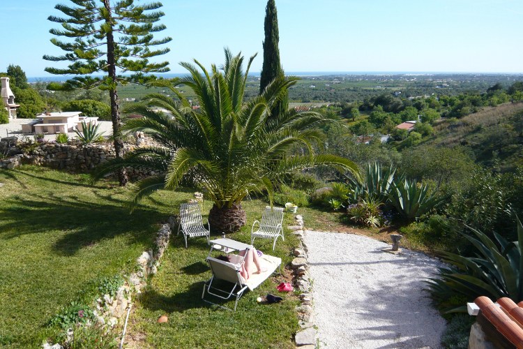 Relaxen im Urlaub im Garten auf dem Rasen der Algarve Fewos