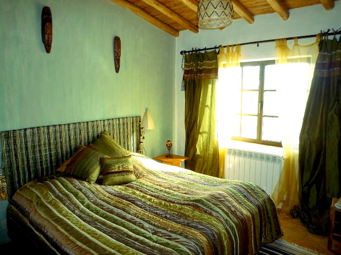 klimatisiertes Schlafzimmer mit Doppelbett im afrikanischen Stil