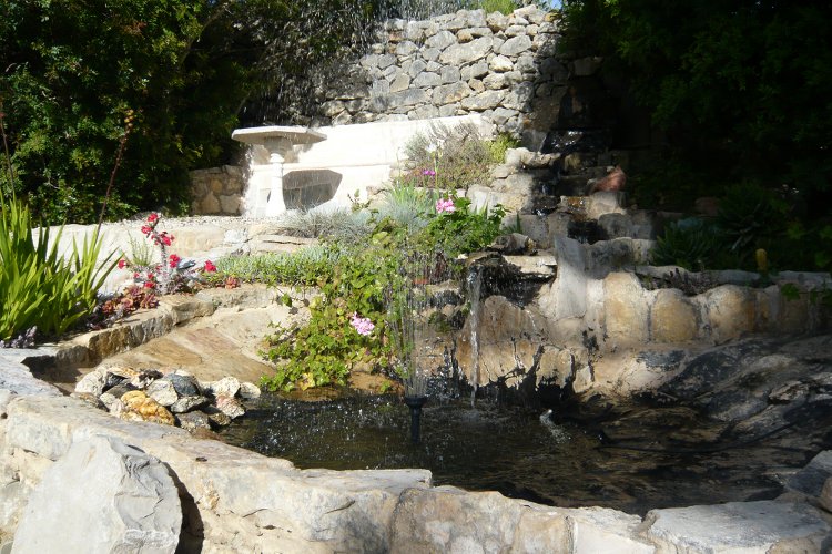 Vogel-Tränke im Urlaub an der Algarve in Portugal