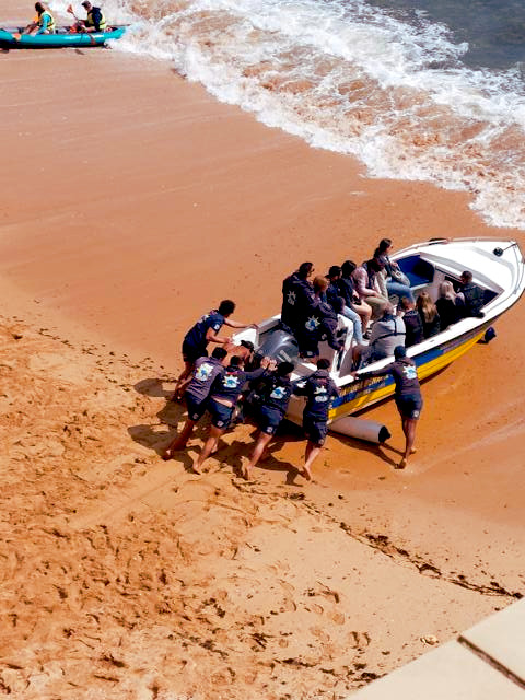 Küstentouren mit dem Boot, Start in Praia do Benagil, um in den berühmten Algar de Benagil einzufahren