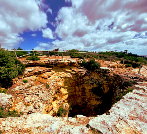 überall Sinkholes auf dem Algarve Küstenwanderweg in Portugal
