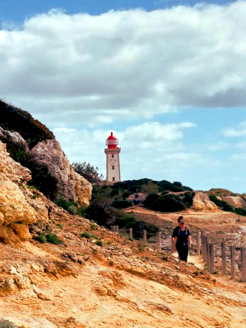 der Farol de Alfandzina - ein Etappenziel auf der Algarve Küstenwanderweg in Portugal