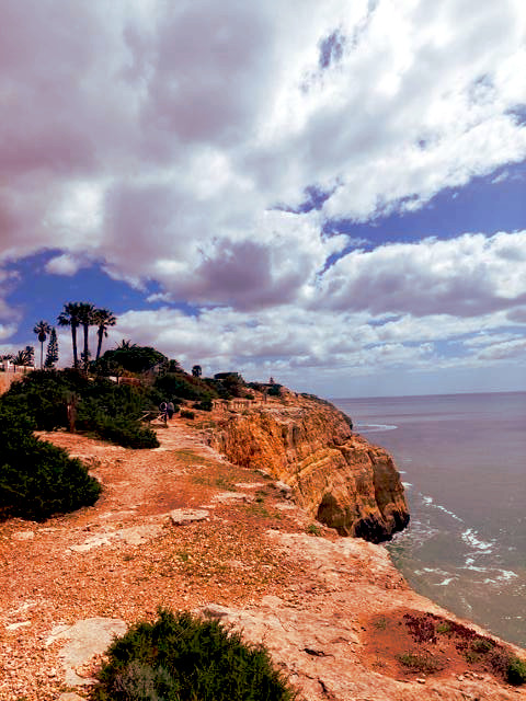die Algarveküste wird vom Meer erodiert, spektakulären Bildern auf diesem Wanderweg in Portugal