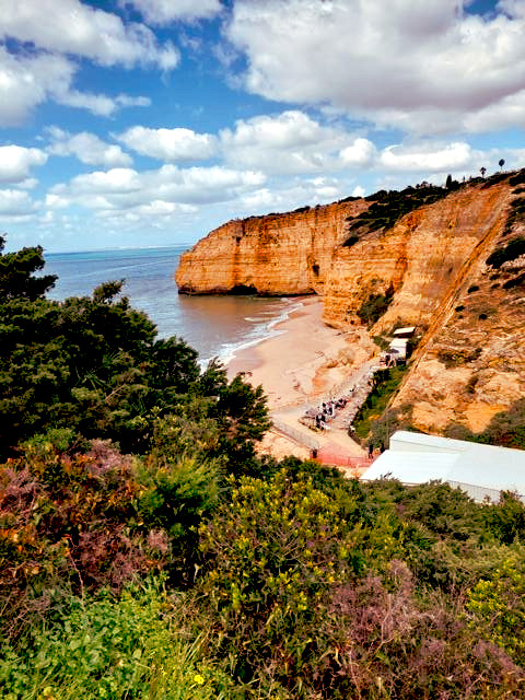 Startpunkt der Algarve Küstenwanderung ist der Praia de Vale Centeanes