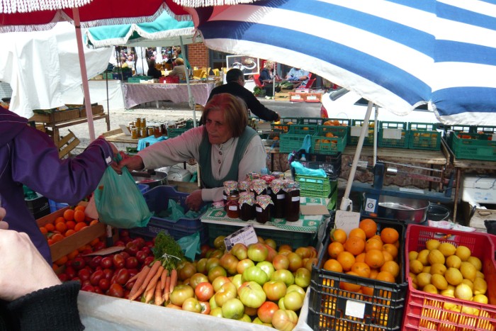 Obstfrau in Olhao am Markt