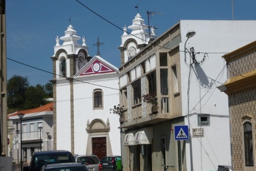 Kirche und Ortsmittelpunkt in Santo Estevao